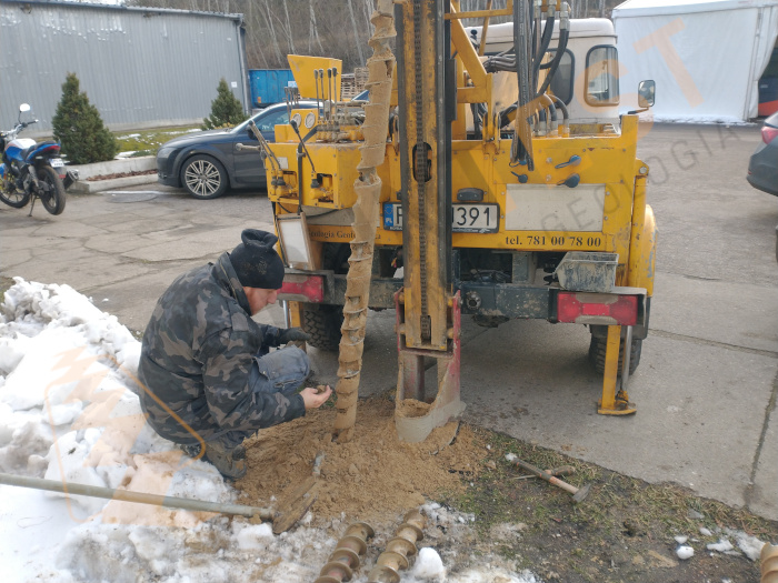 Budowa domu na podmokłym terenie powinna być poprzedzona wykonaniem badań geotechnicznych.