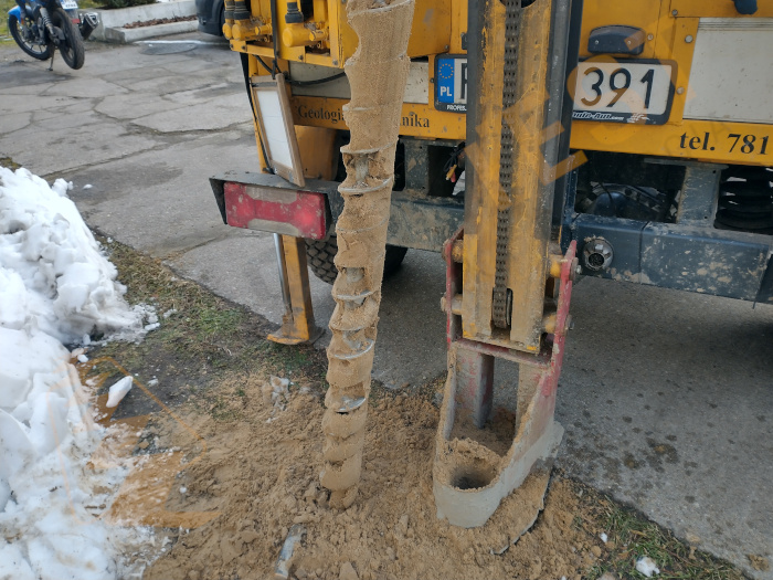 Badania geotechniczne gruntu są niezbędne w celu podjęcia decyzji dotyczącej sposobu fundamentowania.