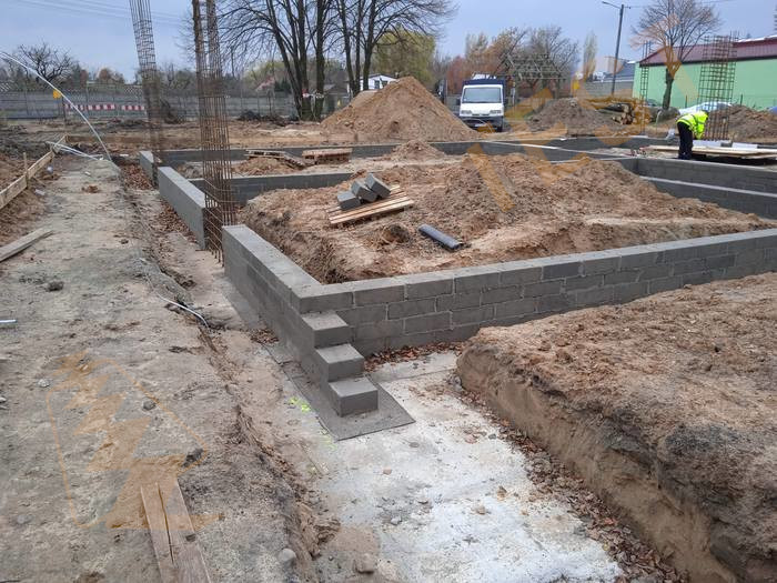Ściany fundamentowe z bloczków betonowych.